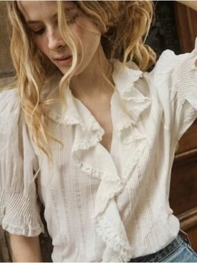Doen Cream Ruffled V-Neck Blouse